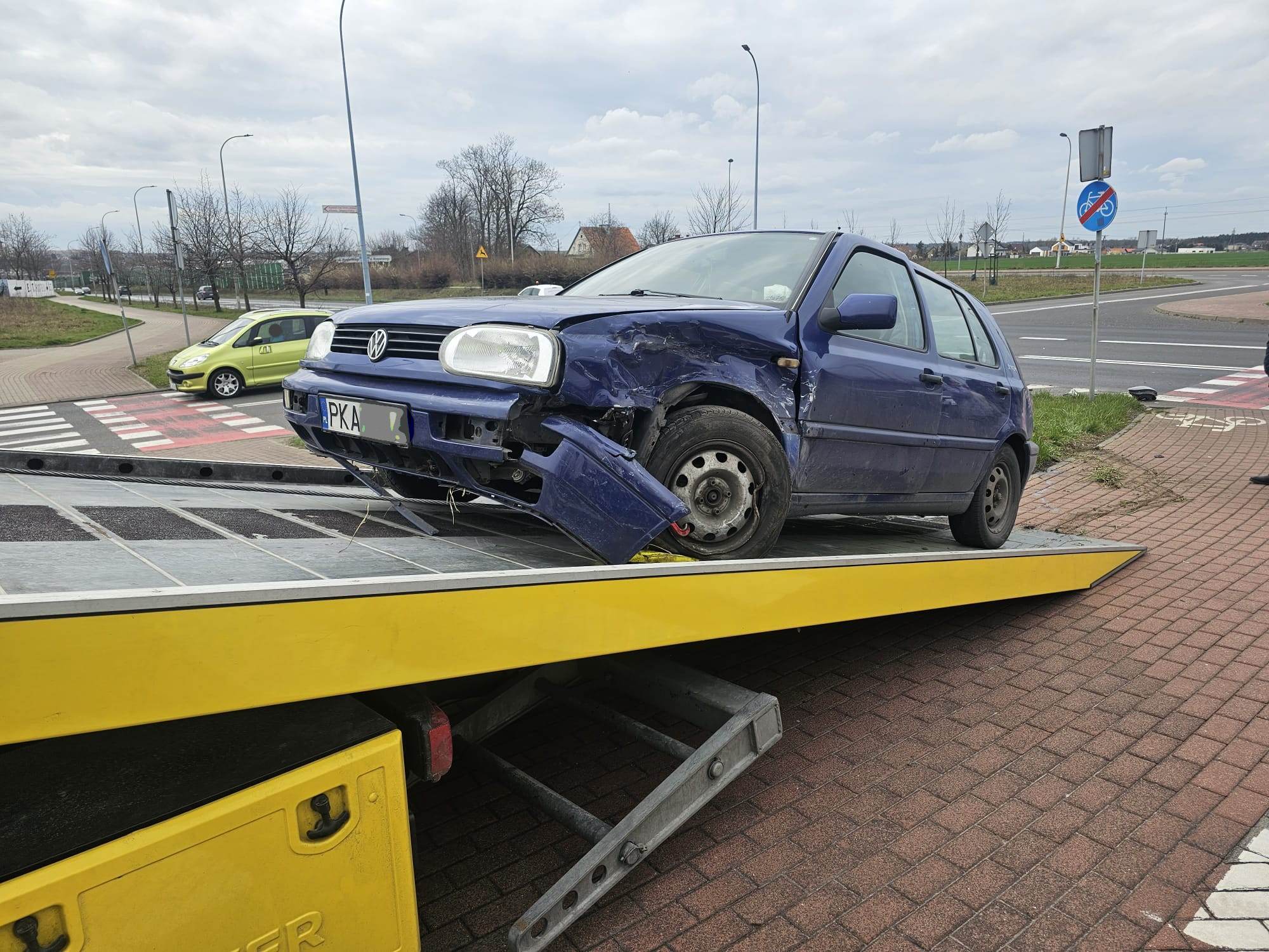 Wymuszenie pierwszeństwa na skrzyżowaniu. Stłuczka dwóch osobówek